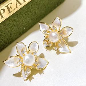 ต่างหูมุกน้ำจืดธรรมชาติ 4-5 มม. ดีไซน์ดอกคามิลเลียสุดหรู สไตล์ฝรั่งเศส ประดับมุกอย่างสง่างาม - Product Image 5