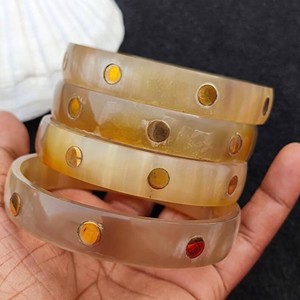 Brazalete de Cuerno Natural Hecho a Mano con Tachuelas, Joyería de Cuerno, Brazalete Ancho, Accesorio de Moda al por Mayor, Artesanía Natural Duradera - Product Image 1