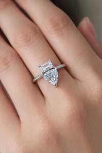 Anillo único con pavé de moissanita talla trillón y esmeralda, plata 925 original, joyería para ella para ocasiones de boda, aniversario o fiesta. - Product Image 1