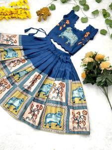 Ensemble de Lehenga et Blouse pour Enfants en Chinon de Qualité Supérieure avec Motif Imprimé et Broderie Magham – Fournisseur Grossiste Indien - Product Image 4