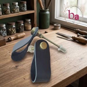 Poignée de tiroir moderne réglable en cuir et métal Ba pour armoires de rangement de chambre, cuisine et salle de bain - Product Image 1