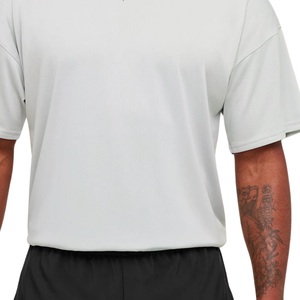 เสื้อยืดออกกำลังกายผู้ชายไซส์ใหญ่ พิมพ์ลายกราฟิก ระบายอากาศได้ดี เหมาะสำหรับการฝึกซ้อมกีฬา ทรงหลวม สีเทาอ่อน - Product Image 5