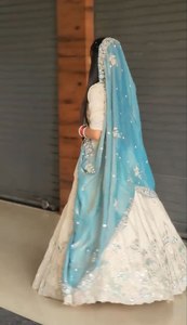 LAHENGA CHOLI DUPATTA, TELA DE SEDA CHINON, TRABAJO DE BORDADO CON HUELLAS DE HUELLAS DE SEDA - Product Image 4