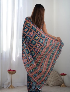 Sari traditionnel KV en rayonne bleu marine imprimé, infroissable et à séchage rapide, pour occasions de fête, avec chemisier non cousu pour femme - Product Image 3
