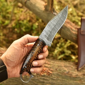 Cuchillo de acero de Damasco de alta calidad con mango de piña, punta de caída, orificio para el dedo, afilado a rasurada, para desollar y acampar, con funda de cuero, OEM - Product Image 4