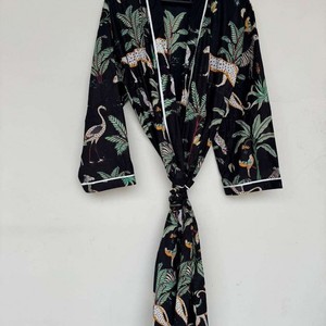 Kimono Largo Transpirable con Estampado Digital Hecho a Mano, Abrigo Cálido de Otoño e Invierno para Mujer, 100% Algodón Ecológico con Estampado Floral - Product Image 1