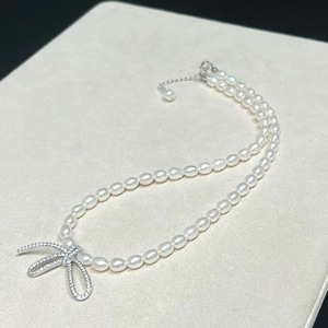 สร้อยคอมุกน้ำจืดทรงข้าว คุณภาพสูง ขนาด 5-6 มม. เรียบเนียน สะอาด พร้อมจี้โบว์ประดับกระดูกไหปลาร้า  เครื่องประดับแฟชั่น - Product Image 2