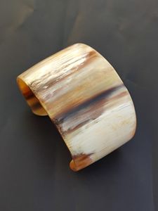 Ensemble de bracelets manchette larges ouverts en corne de buffle naturelle faits à la main, bijoux artisanaux de luxe, accessoires de mode - Product Image 4
