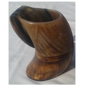 Chopes en corne avec couvercle et intérieur lisse, écologiques, assurant une expérience de dégustation confortable pour les amateurs de bière, de bière artisanale, de cidre et de miad. - Product Image 1