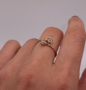 Anillo de Diamantes Cultivados en Laboratorio de 0.60 CT con 2 Piedras en Oro de 18K |   Anillo de Compromiso Toi Et Moi con Certificado IGI |   Joyería para Bodas y Novias - Product Image 4