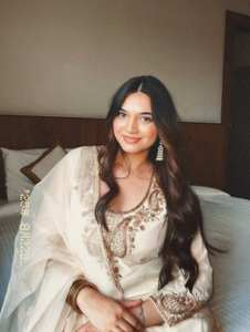 ชุดคุร์ตีผ้าไหมโรมันเนื้อหนา พร้อมงานปักลายดิ้นและเลื่อม ประดับด้วยกางเกงเข้าชุด และผ้าคลุมไหล่ผ้าออร์แกนซาลูกไม้แฟนซี ชุดสำหรับผู้หญิงสไตล์ชาติพันธุ์ - Product Image 5