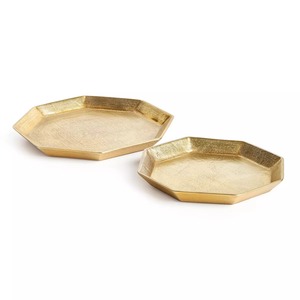 Plateau de service en métal au design moderne, motif feuille gravé, poli, décoratif, compatible micro-ondes, idéal pour les fêtes - Product Image 1