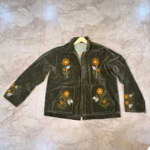 Presentamos una Hermosa Chaqueta de Terciopelo con Bordado Suzani, Abrigo de Algodón con Estampado Floral, Chaqueta de Invierno Hecha a Mano, Moda Sostenible para Mujer - Product Image 4