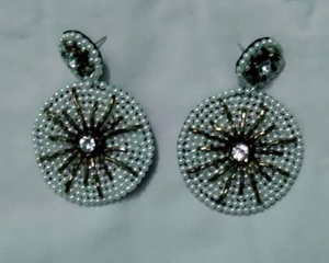 Pendientes de Cuentas de Vidrio Bordadas, Chapados en Oro, para Bodas, Fiestas, Compromisos o Regalos, por MD HANDICRAFTS - Product Image 5