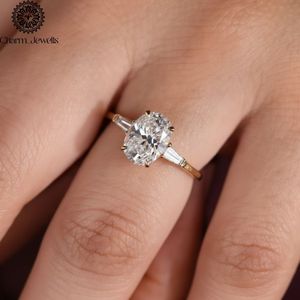 Bague Classique Femme Charm Jewells en Moissanite Taille Coussin Trois Pierres Plaqué Or 18K Sertissage à Griffes Certifiée IGI - Product Image 2