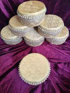 Boîte à Ladoo de Luxe en Acier Inoxydable Brocart avec Décoration de Perles – Boîte à Fruits Secs et Sucrés pour Cadeau de Mariage Indien (250g / 500g) - Product Image 5