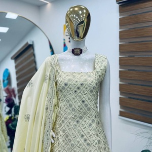 Kurti traditionnel en crêpe naturel de qualité supérieure, brodé de sequins, sans manches, col carré, en fausse fourrure, avec palazzo assorti pour soirée - Product Image 5