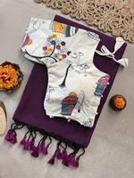 Vêtements ethniques de créateur : Saree en coton Khadi avec broderie de style boutique et chemisier rembourré