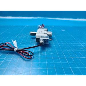 Vanne solénoïde double à 5 ports SMC SY3220-5LZ-C4, utilisée comme pièce détachée pour équipement semi-conducteur d'occasion - Product Image 3