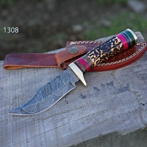 Cuchillo de Caza Premium de Acero de Damasco con Mango Estilo Asta de Ciervo, Cuchillo de Hoja Fija para Supervivencia al Aire Libre y Camping - Product Image 1