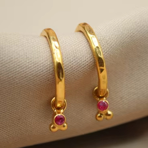 Pendientes de Aro de Plata de Ley 925 con Rubí Hechos a Mano, Joyería Minimalista, Regalo Elegante para Ella, Día de la Madre - Product Image 1