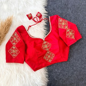 Hermosa blusa con trabajo Zardosi hecho a mano, adornada con perlas y detalles Kardana en toda la prenda. - Product Image 2