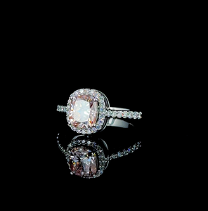 Anillo de compromiso con halo de diamantes rosas talla cojín – Elegante joyería nupcial de diamantes con banda pavé para mujer - Product Image 3