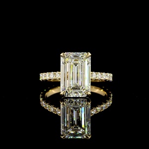 Elegante anillo de compromiso con diamante de corte esmeralda de 4 quilates, certificado por IGI, oro amarillo de 18 quilates, banda pavé de doble punta, anillo de boda, joyería fina. - Product Image 1