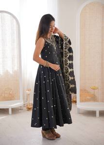 ชุดเดรส Anarkali ผ้าไหมโรมันขายส่ง พร้อมงานปักลายดีไซเนอร์ สำหรับผู้หญิง สวมใส่ในงานแต่งงานและงานปาร์ตี้ มีจำหน่ายแล้ว - Product Image 4