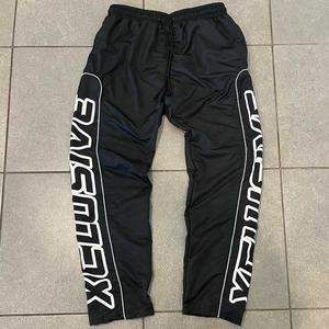 กางเกงวอร์มไนลอนคุณภาพสูงแบบยูนิเซ็กซ์ ขายส่ง ระบายอากาศได้ดี แถบข้างแบบกำหนดเอง กางเกงจ็อกเกอร์เอวกลาง ไซส์พลัส กันน้ำ - Product Image 4