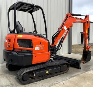 Mini-excavatrice Kubota KX033-4, excavatrice compacte à chenilles diesel avec hydraulique auxiliaire et option cabine - Product Image 1