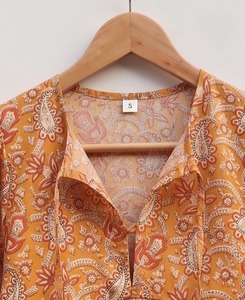 เสื้อกล้ามผู้หญิงผ้าฝ้าย 100% ลายบาติกสีคราม ระบายอากาศได้ดี แต่งโบว์ลูกไม้ คอปก ลำลอง แฮนด์เมด สไตล์โบฮีเมียน - Product Image 6