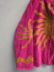 Veste Suzani en velours rose premium pour femme, broderie abstraite soleil doré, manteau ethnique bohème, vente en gros, collection hiver de créateur - Product Image 6