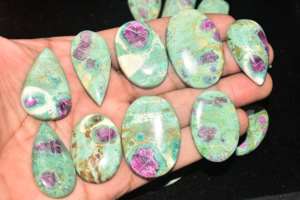 พลอยรูบี้ฟุชไซต์เกรดพรีเมียมทรงมาร์คีส์ สร้างในห้องปฏิบัติการ พร้อมสีสันเปลี่ยนแปลง เหมาะสำหรับทำเครื่องประดับ - Product Image 4