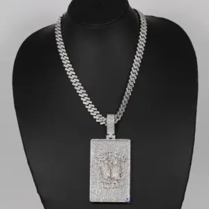 Fabriquée avec soin, cette superbe chaîne cubaine avec pendentif présente des diamants moissanite en or blanc 14 carats rayonnant d'élégance