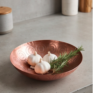 Bol rond en cuivre sculpté à la main, design oriental, plat de service en métal pour la décoration de la maison et la présentation des aliments - Product Image 2