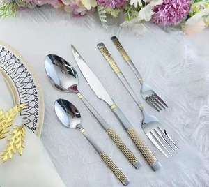 Juego de cubiertos de diseño atractivo y de calidad, con mangos de diseño, para impresionar a los invitados, adecuado para servicios de buffet y catering. - Product Image 1