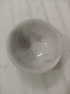 Cuenco Redondo Poco Profundo de Mármol Blanco Gris Ecológico Tallado con Patrón de Vetas Moderno, Superficie Lisa Pulida Brillante - Product Image 1