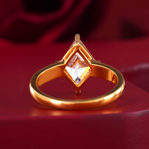 Anillo Solitario de Diamante Cultivado en Laboratorio de 2.06 CT, Corte Kite, Oro Amarillo/Blanco de 18K, Joyería Moderna de Compromiso con Claridad VS1 - Product Image 4