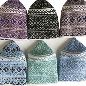 Casquettes de prière islamiques en coton mélangé à motif turquoise entrelacé, style Kufi Omanais, broderie fine, vente en gros - Product Image 6