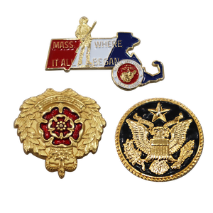 Venta al por mayor de insignias de identificación metálicas personalizadas de latón, con parte trasera de botón, de esmalte duro, grabadas en relieve, acabado mate plateado y tipo pin - Product Image 5