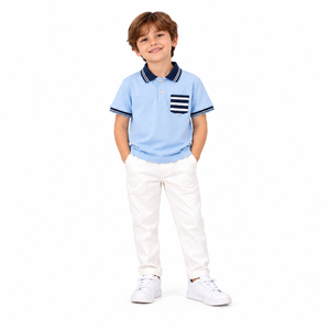 Polo bleu clair pour garçons, col contrastant marine, poche poitrine rayée, manches courtes, haut décontracté en coton pour l'été - Product Image 1