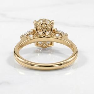 Bague pour femme LILABA ENTERPRISE en or jaune 18 carats avec diamant de laboratoire ovale fantaisie brun et pierres latérales rondes brillantes, certifiée IGI - Product Image 3