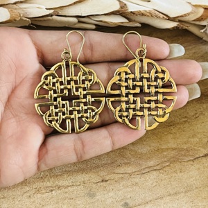 Boucles d'oreilles pendantes Primum Look Design Nœud Celtique, Bijoux Bohème Tendance en Laiton pour Femme, Finition Laiton Antique, Goutte Géométrique Creuse - Product Image 4