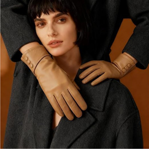 ถุงมือหนังผู้หญิงคุณภาพสูงสำหรับขายส่ง บุซับในอุ่นนุ่ม แฟชั่นสำหรับสุภาพสตรี ถุงมือขับรถ พร้อมกระดุมตกแต่ง รับทำโลโก้ตามสั่ง - Product Image 5