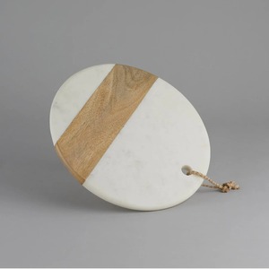 Planche à découper rectangulaire en marbre de qualité supérieure avec poignée en cuir à rayures boisées, finition naturelle, pour la cuisine, la découpe et le service, passe au lave-vaisselle - Product Image 4