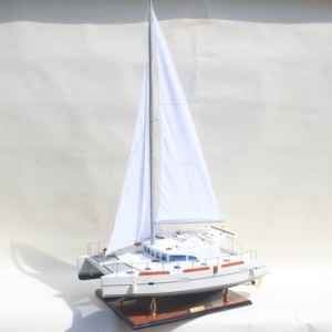Catamarán LAGOON 440 |   Modelo de Barco de Madera Hecho a Mano de Alta Calidad |   Para decoración náutica y regalos originales - Product Image 1