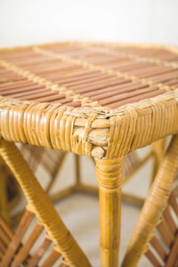 Taburete de ratán tejido a mano, perfecto para sentarse y decorar el hogar en interiores modernos. Venta al por mayor desde India. - Product Image 2