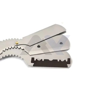 Navaja de Afeitar Profesional para Barbería con Bloqueo Giratorio, Cuchilla Recta Plegable en Negro y Plateado - Product Image 2
