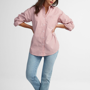 Camisa de mujer extragrande con rayas verticales, botones y bolsillo frontal - Product Image 4
